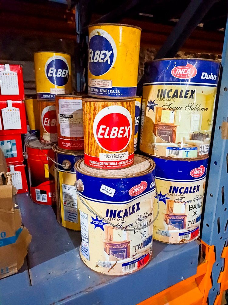 22 Ps. latas de pintura y diluyentes