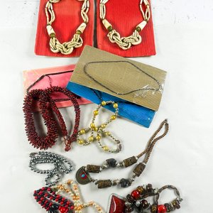 Lote de Collares Variados: Diseño Étnico y Perlas Sintéticas - imagen 2