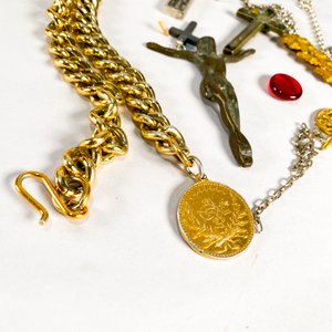 Lote de Bijouterie Variada: Cruces, Medallas y Dijes Religiosos - imagen 2