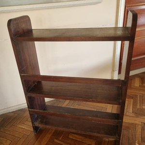 Antigua Biblioteca Baja Abierta en Madera con Estantes y Laterales Redondeados - imagen 4