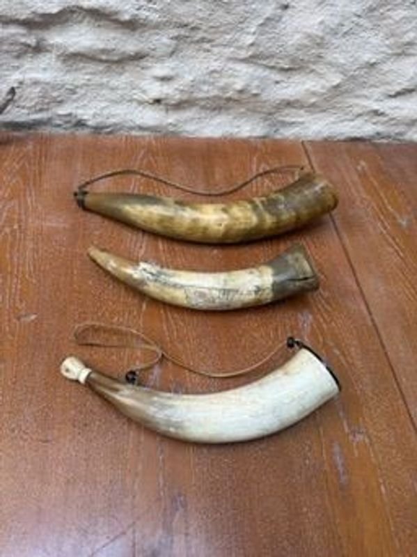 Lote siguiente: Chifles de caña en guampa con correa y boquilla