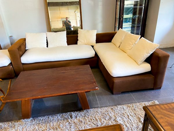 Sofá modular marrón con almohadones blancos - imagen 1