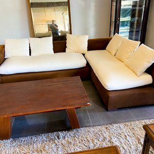 Lote siguiente: Sofá modular marrón con almohadones blancos