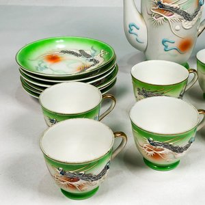 Juego de Porcelana Oriental Verde Esmaltada: Tetera, Lechera, Azucarero y Pocillos con Platitos - imagen 5