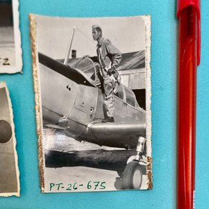 Lote de 6 Fotos Históricas: Piloto de Avión de Combate, Hangar en Mendoza, Aviones Navion L-17B y PT-26-675 - imagen 3