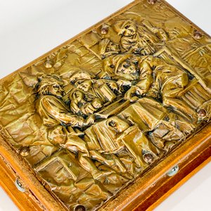 Cofre de Madera con Tapa de Bronce y Decoración de Bodegón - imagen 3