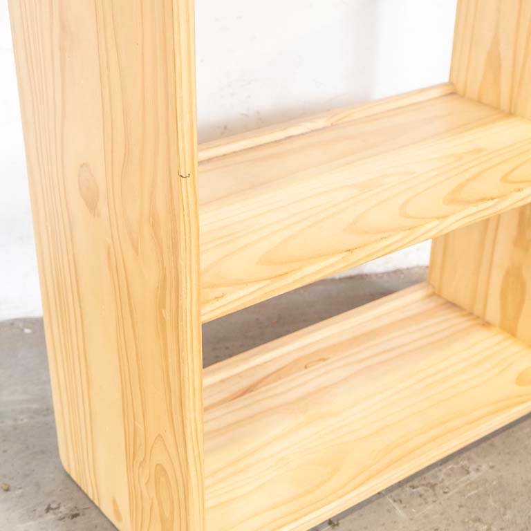 Estante de tres niveles en madera con detalles y lustre - imagen 2