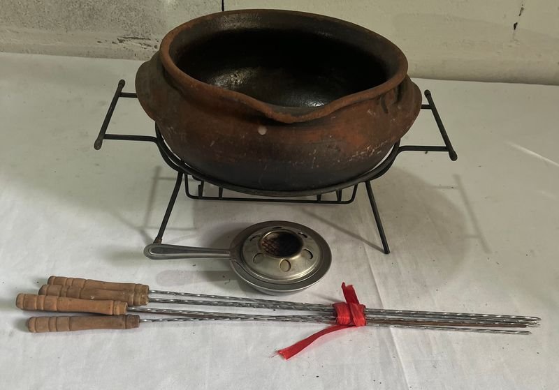 Olla Fondue Cerámica con Manija y Puntas de Metal - imagen 10