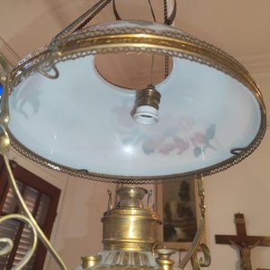 Lámpara Quinqué Antigua de Bronce con Vidrio Opalino Pintado a Mano - imagen 3