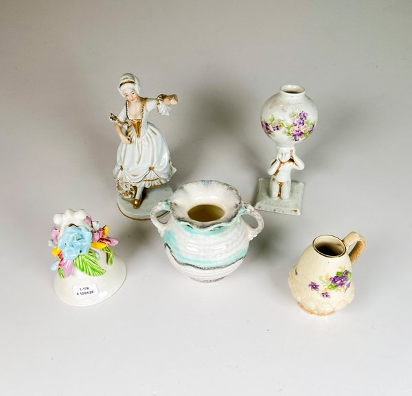 Lote siguiente: Colección de Figuritas de Porcelana con Estilo y Colorido