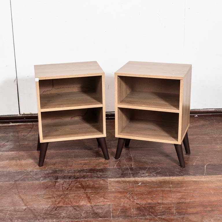 Lote anterior: Par de mesitas de luz en mdf con estantes y patas de pvc