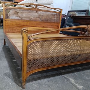 Cama de 2 Plazas en Madera Tallada con Respaldo y Piecera Estilizada - imagen 11