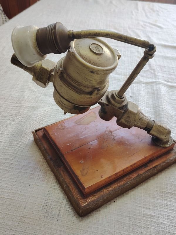 Lámpara artesanal de bronce con base de madera - imagen 1