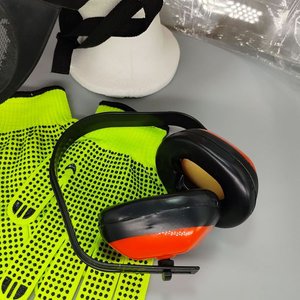 Kit de Paisajista: Casco Rojo con Protección Facial, Protector Auditivo y Guantes - imagen 6