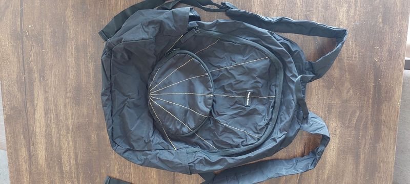 Bolsito que se vuelve mochila - Bolsa de plástico negro con objeto blanco