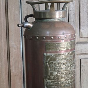 Extintor Fumite El Fuego de Cobre y Bronce - 64 cm - imagen 5