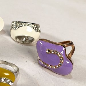 Lote de 4 Anillos Decorados con Esmalte y Cristales - imagen 2