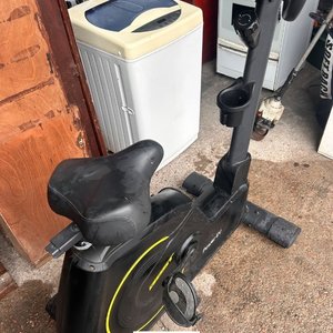 Bicicleta Ergométrica Vertical Best Power EV Negra y Amarilla - imagen 4