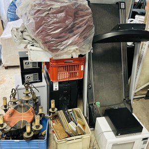 Lote de Varios: Candelabros, Cajas Fuertes, Microondas y Más - imagen 4