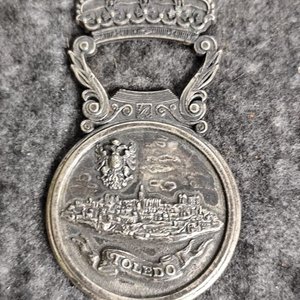 Medalla Antigua con Corona y Paisaje Urbano de Toledo - imagen 2