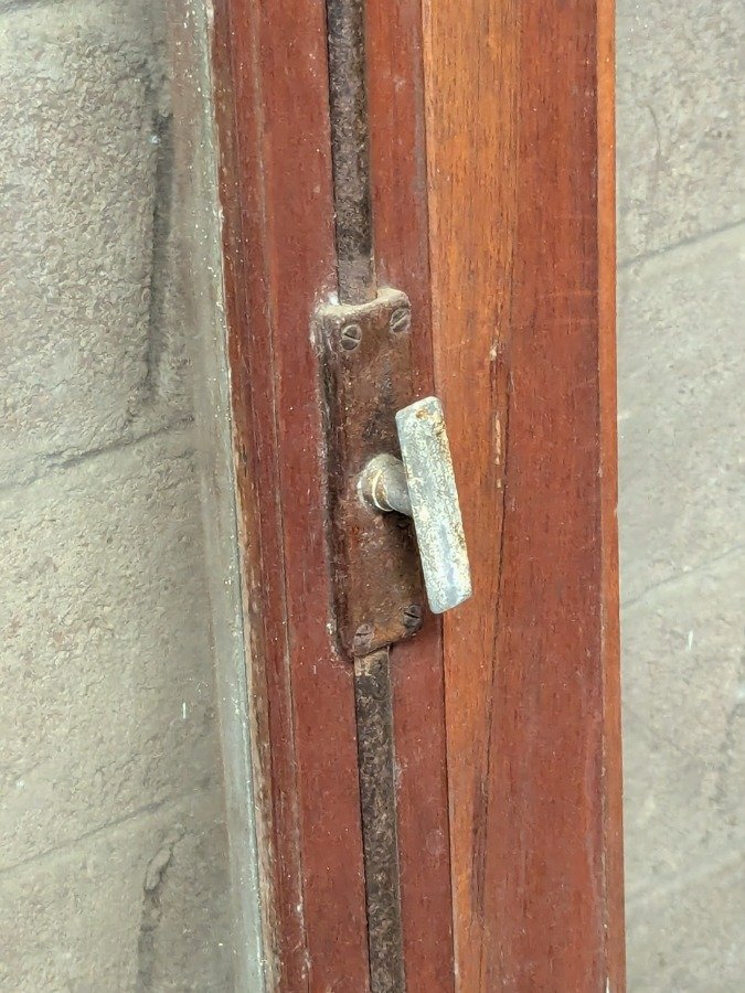 Ventana de madera con tres hojas batientes y marco - imagen 4