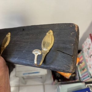 Perchero Rústico de Madera con Ganchos Dorados - imagen 2