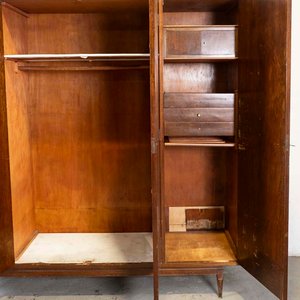 Ropero americano de cuatro puertas. Interior con espejo, cofre y tres cajones. Averías en el enchapado, detalles en la madera y en el lustre. Faltan estantes y tiradores. - Medidas: 220 x 59 x 212cm - imagen 3