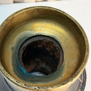 Eje de Rueda de Carro Decorativo con Cuello de Bronce y Detalles Metálicos - imagen 5