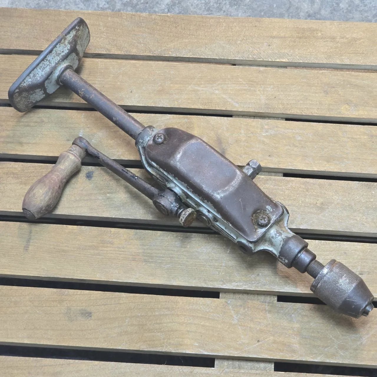 Drill Vintage con Manija de Madera y Cuerpo Metálico - imagen 2