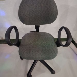 Silla de Escritorio Gris con Ruedas y Brazos Curvos - imagen 2