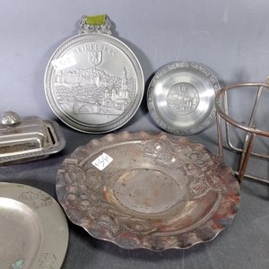 Lote de 8 piezas en platina y peltre: plato decorativo, salsera, canasto y más - imagen 4