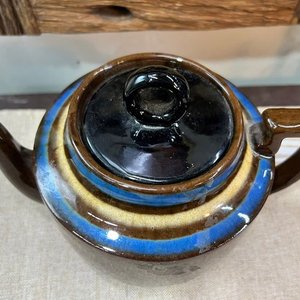 Tetera Antigua de Cerámica Marrón con Bandas Azules y Doradas - imagen 2