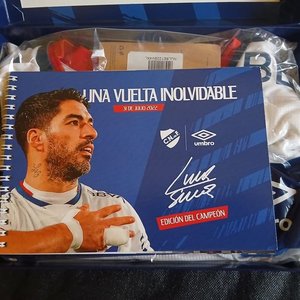Box Set Conmemorativo "Una Vuelta Inolvidable" Luis Suárez - Club Nacional de Football (2022) Umbro XL - imagen 2
