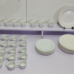 Lote de 38 Piezas de Loza Blanca: Pocillos de Café y Platos - imagen 5