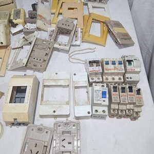 Lote de Material Eléctrico Usado: Llaves, Enchufes y Térmicas - imagen 3