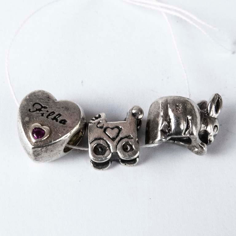 Lote siguiente: Collares de plata con diseños en relieve