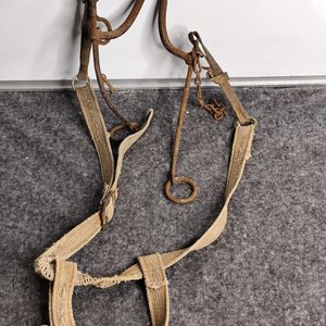 Freno Antiguo de Metal con Tiras de Tela para Decoración o Colección - imagen 3