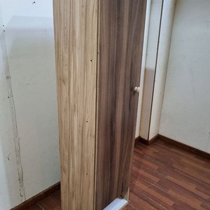 Mueble Vertical con Puerta y Estantes Interiores - Tonos Castaños y Grises - imagen 3