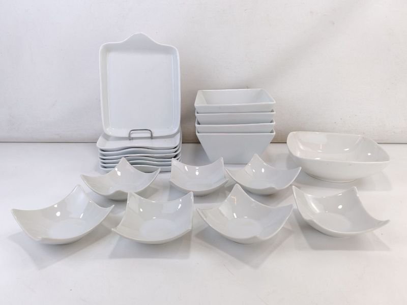 Lote siguiente: Bandejas y bowls de porcelana blanca para picadas