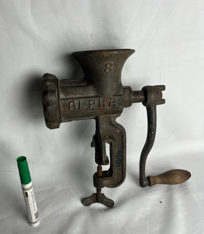 Lote siguiente: Máquina de picar carne antigua