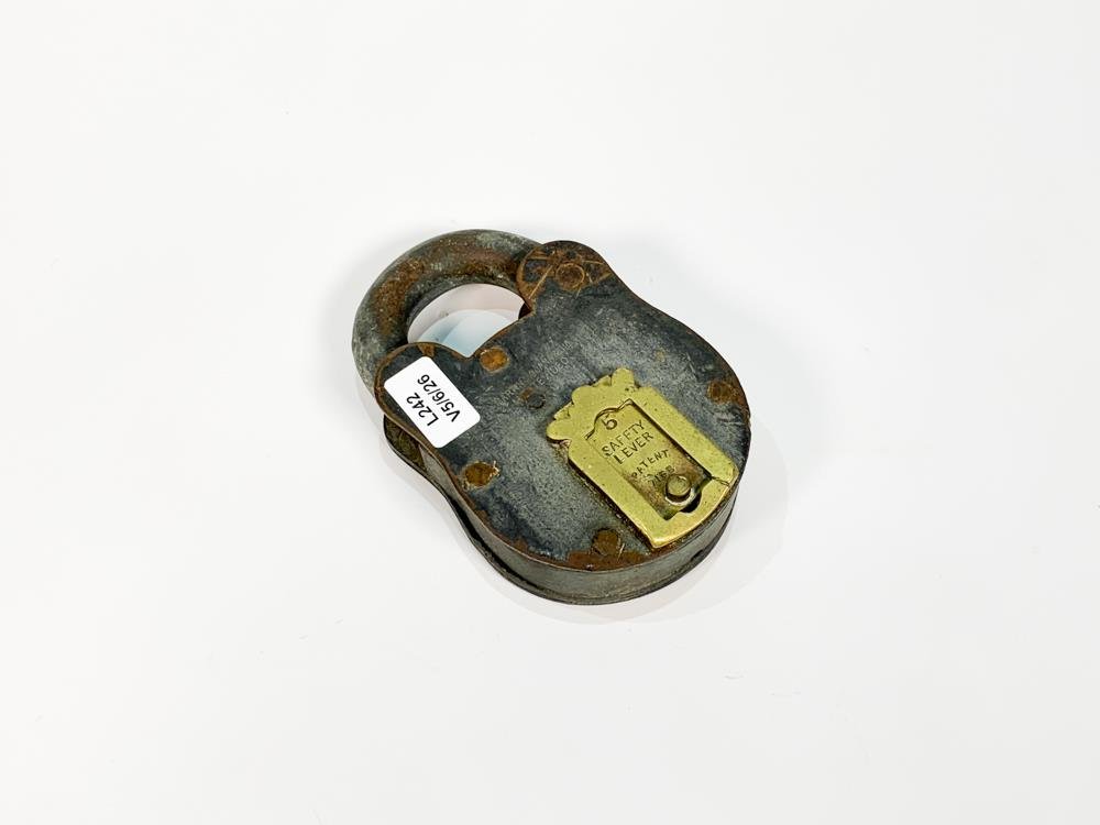 Candado Antiguo de Metal Gris "Safety Lever Patent"