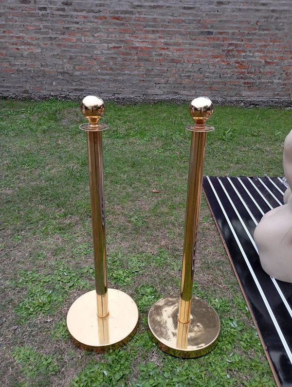 Candelabros de oro en una pared de ladrillo