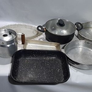 Lote siguiente: Lote de Utensilios de Cocina de Aluminio y Vidrio