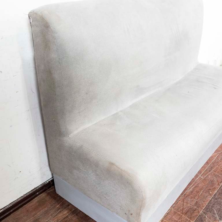 Sofá de dos cuerpos con base de madera, tapizado manchado y detalles en la base - imagen 2