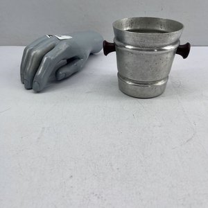 Lote anterior: Hielera "Champion" de Aluminio con Perillas de Baquelita