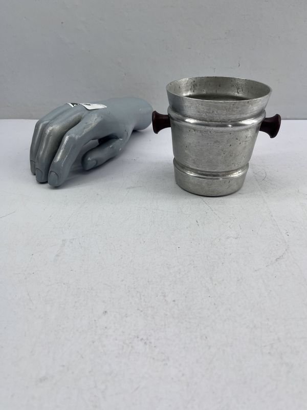 Hielera "Champion" de Aluminio con Perillas de Baquelita