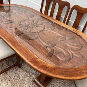 Juego de Comedor: Mesa Oval de Madera Tallada con Tapa de Vidrio y 8 Sillas - imagen 4
