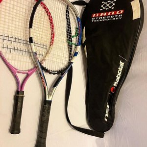 Lote siguiente: Lote se observa equipamiento de tenis de la marca Babolat