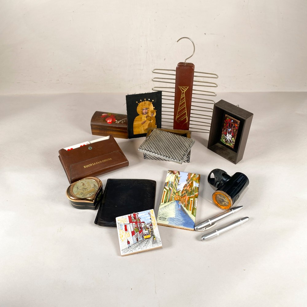 Lote de Artículos Varios: Corbatera, Set de Cartas, Alhajero, Cuadritos y Linterna