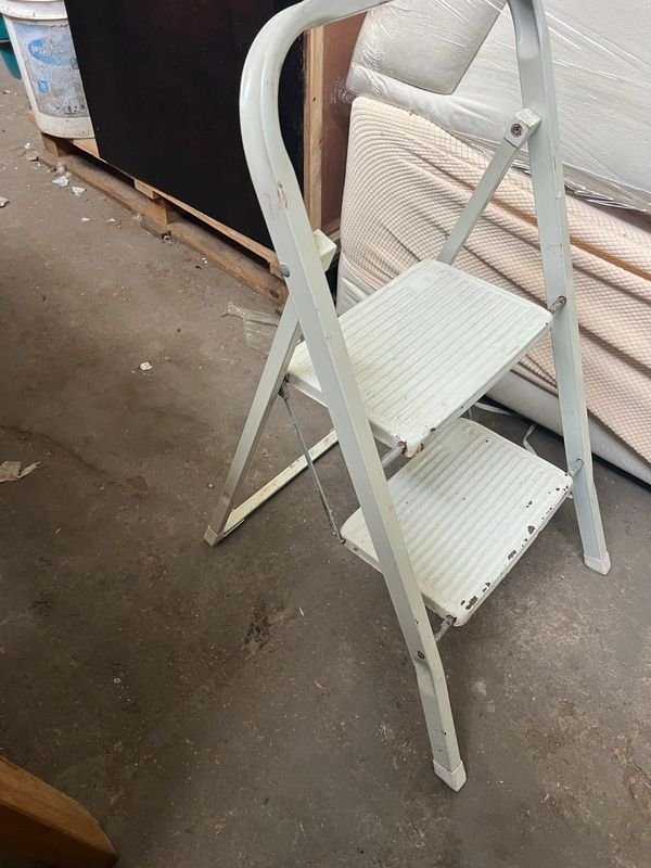 Escalera Doméstica Plegable Blanca de Dos Peldaños - imagen 1